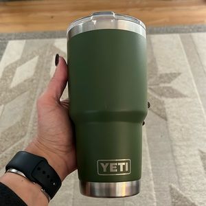 Yeti Rambler forest green 30oz EUC 💚